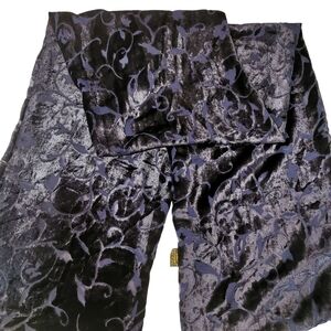 Kkusebo Crushed Velvet Embossed Navy Blue Scarf